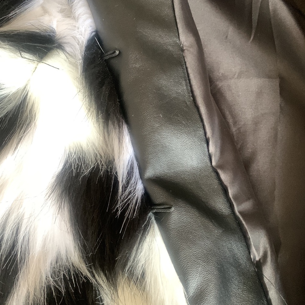 Monochrome Hooded Faux Fur Jacket w/ Pockets & Closures - Picture 6 of 6